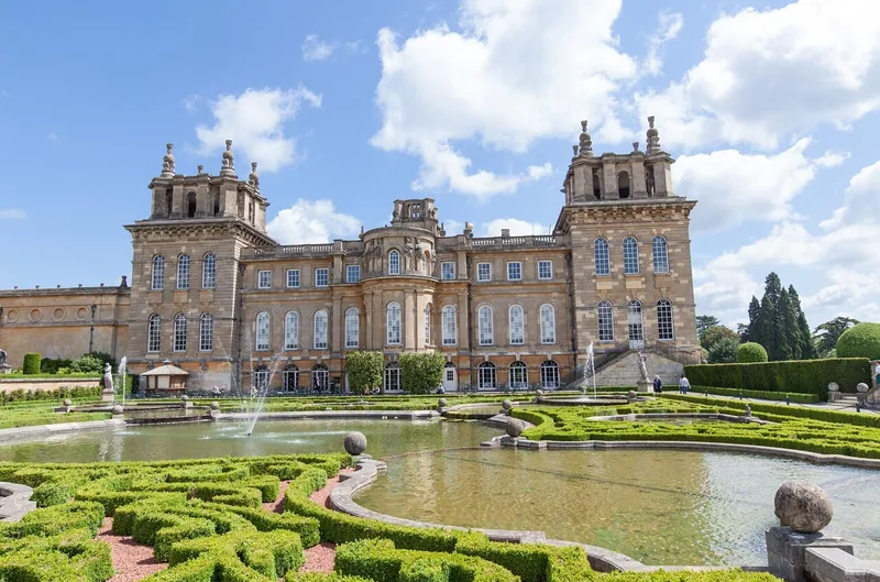 Blenheim Palace, Downton Village & die Cotswolds