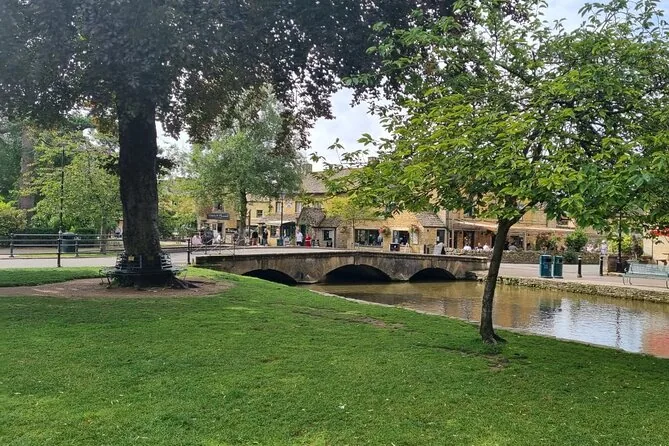 Der Fluss und der Dorfanger in Bourton-on-the-Water