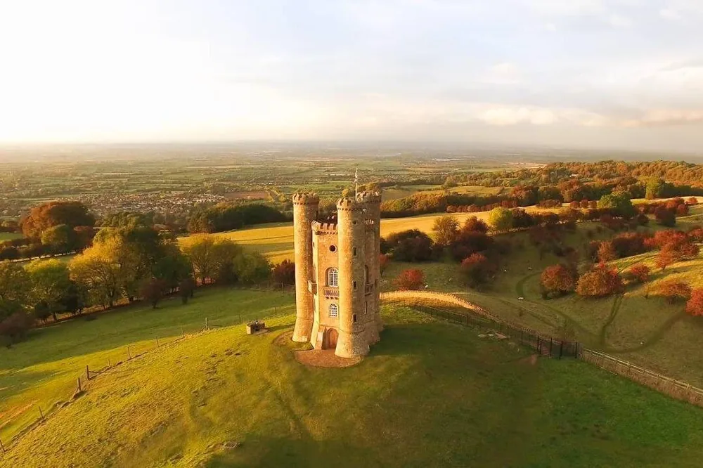 Broadway Tower auf einem grasbewachsenen Hügel bei Sonnenuntergang